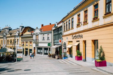 Veszprem, Macaristan - 28 Haziran 2019: Kossuth Lajos alışveriş caddesi
