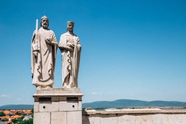 Veszprem, Macaristan - 28 Haziran 2019: Kral I. Stephen ve Kraliçe Gisela 'nın Castle Hill' deki heykeli