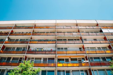 Macaristan Veszprem 'deki modern apartman binası