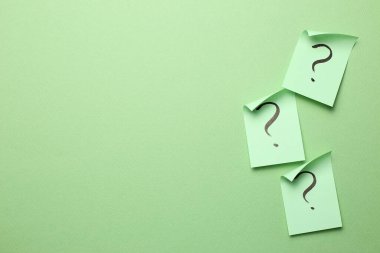 Yeşil arka plandaki not kağıdındaki soru işareti. Çözüm kavramı
