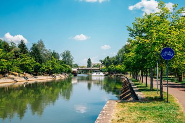Romanya 'nın Timisoara kentinde Bega Nehri ve yeşil park
