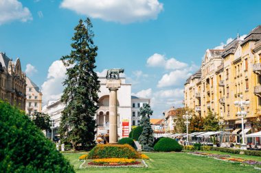 Timisoara, Romanya - 20 Temmuz 2019: Yaz aylarında zafer meydanı Piata Victoriei