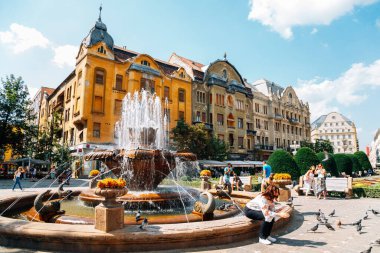 Timisoara, Romanya - 20 Temmuz 2019: Balık Fıskiyesi ve Zafer Meydanı