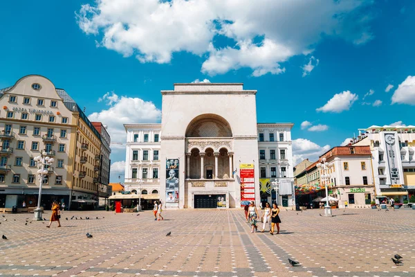 Timisoara Romênia Julho 2019 Ópera Nacional Romena Com Praça Vitória — Fotografia de Stock