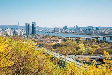 Seul şehri ve Kore 'deki Eungbongsan dağından Han nehri.