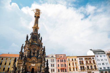 Çek Cumhuriyeti 'nin Olomouc kentindeki Horni Namesti' deki Kutsal Üçlü Sütun.
