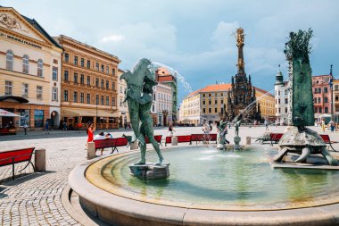 Olomouc, Çek Cumhuriyeti - 19 Haziran 2019: Arion Çeşmesi ve Kutsal Üçlü Sütun Horni Namesti 'nin eski Yukarı Meydanı
