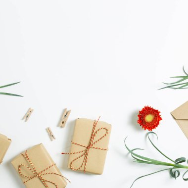 Çiçek süslemeli hediye kutuları. Düz konum, üst görünüm, kopyalama alanı