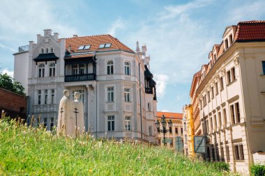 Brno, Çek Cumhuriyeti - 21 Haziran 2019: Aziz Cyril ve Methodius heykeli ve eski kasaba
