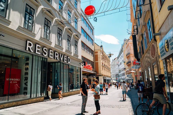 Brno, Çek Cumhuriyeti - 21 Haziran 2019: Ceska alışveriş ve restoran sokağı