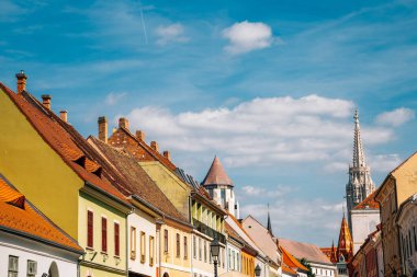 Budapeşte, Macaristan 'daki Budin bölgesi eski evleri ve St. Matthias Kilisesi kulesi