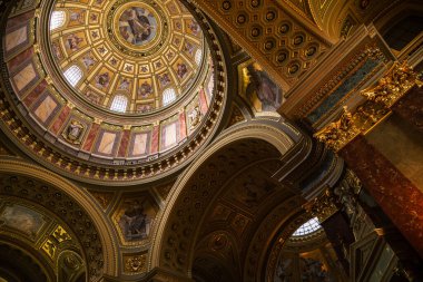 Budapeşte, Macaristan - 25 Haziran 2019: St. Stephen Bazilikası içinde Szent Istvan Bazilika