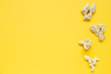 Sarı arka planda izole deniz taşları. Yaz deniz dekorasyonu. düz alan, üst görünüm, kopyala boşluk