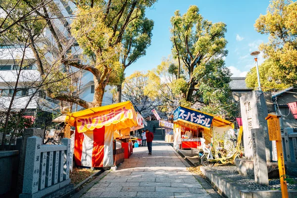 Осака Япония Апреля 2019 Года Храм Кодзугу Уличными Продуктовыми Ларьками — стоковое фото