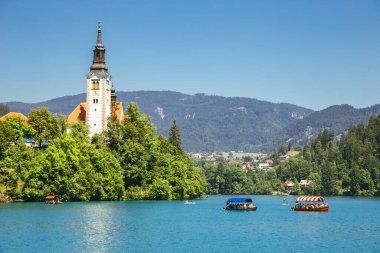 Bled Gölü, Slovenya 'daki hac kilisesi Maria ve teknesinin varsayımı