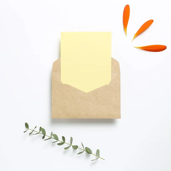Envelope Kraft Cartão Vazio Com Folhas Flores Folhas Eucalipto Sobre — Fotografia de Stock