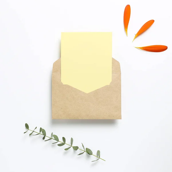 Enveloppe Kraft Carte Vide Avec Feuilles Fleurs Feuilles Eucalyptus Sur — Photo