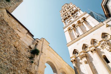 Hırvatistan 'ın Split kentindeki Diocletian Sarayı Saint Domnius Katedrali Çan Kulesi
