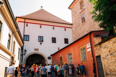 Zagreb, Hırvatistan - 3 Temmuz 2019: Yukarı kent Stone kapısı ve turistler