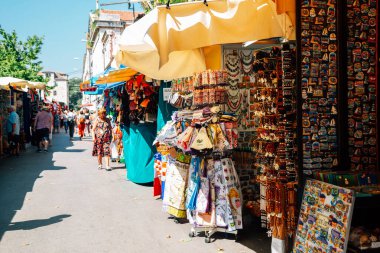 Split, Hırvatistan - 5 Temmuz 2019: Market Caddesi hediyelik eşya dükkanları
