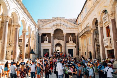 Split, Hırvatistan - 5 Temmuz 2019: Diocletian Sarayı turistlerle harabe halinde