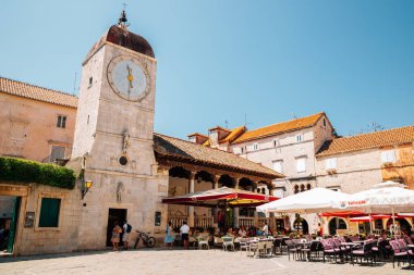 Trogir, Hırvatistan - 6 Temmuz 2019: Trogir eski kent meydanı ve saat kulesi