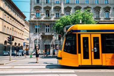 Budapeşte, Macaristan - 25 Haziran 2019: Terez Krt Caddesi ve sarı tramvay