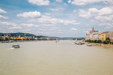 Budapeşte, Macaristan 'da Tuna Nehri ile Budapeşte ve Macaristan Parlamento Binası
