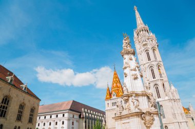 Budapeşte, Macaristan 'da Aziz Matthias Kilisesi ve Kutsal Üçleme Heykeli