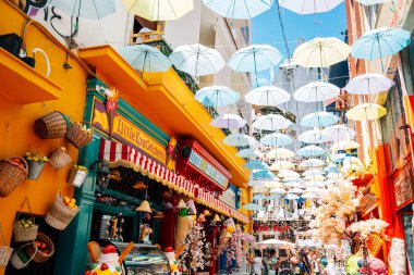 Atina, Yunanistan - 6 Ağustos 2019: Pittaki Caddesi, kafe ve restoran sokağı