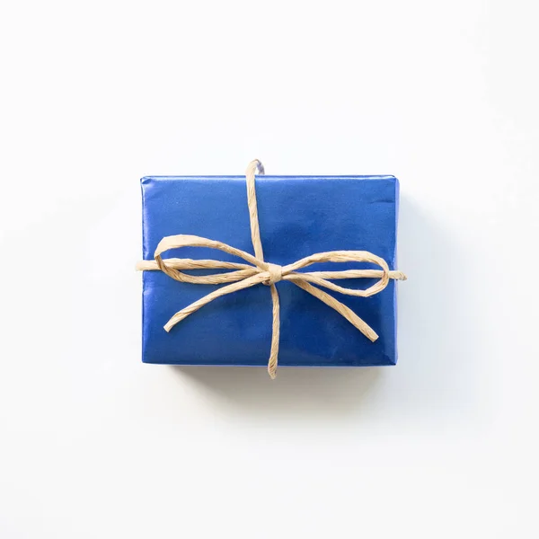蓝色闪亮的金属礼品盒 白色背景隔离 顶视图 复制空间 — 图库照片