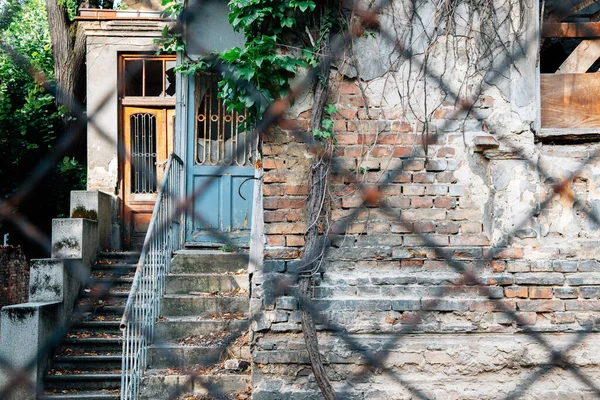 Sırbistan 'ın Belgrad kentinde terk edilmiş bir ev