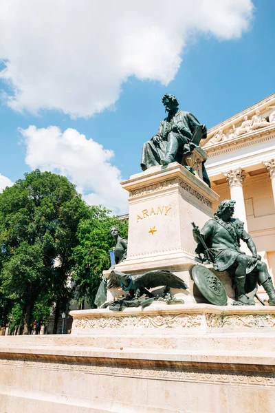 ブダペスト ハンガリー 2019年6月25日 ハンガリー国立博物館とヤノス アラニ像 — ストック写真