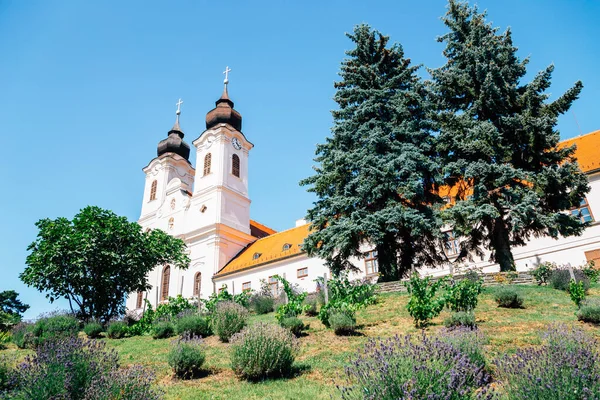Abadia Tihany Mosteiro Beneditino Com Flores Lavanda Hungria — Fotografia de Stock