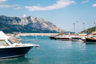 Adriyatik denizi ve limanı Budva, Karadağ