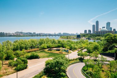 Yeouido modern şehir manzarası ve Seul, Kore 'deki Han nehri parkı.