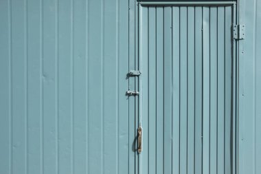 Mavi boyanmış metal kapı ve duvar. modern mimari