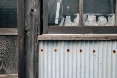 Eski Japon evinin dış görünüşü. Ahşap mimari duvar dokusu arkaplanı