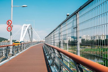 Seul, Kore 'de Jungnangcheon Stream ile modern köprü.