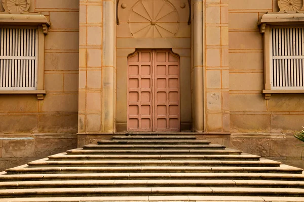 印度瓦拉纳西Sarnath Mulagandha Kuti Vihara修道院门 — 图库照片