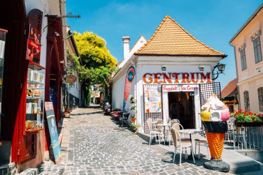 Szentendre, Macaristan - 26 Haziran 2019: Eski kasaba caddesi, tatlı dükkanı