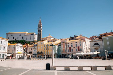 Eski Tartini Meydanı ve Slovenya 'nın Piran kentindeki St. George Kilisesi
