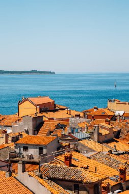 Slovenya 'nın Piran kentinde eski turuncu çatı ve Adriyatik deniz manzarası
