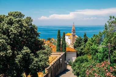Slovenya 'nın Piran kentinde Aziz George Kilisesi ve eski kent ve Adriyatik denizi