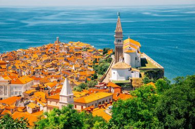 Slovenya 'daki St. George Kilisesi ile Piran' ın eski kent ve Adriyatik Denizi 'nin panoramik manzarası