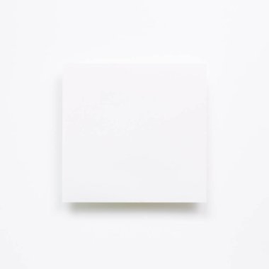 Beyaz not defteri, beyaz arka planda boş kağıt. Üst görünüm, boşluk kopyala