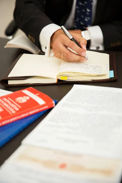 Empresario escribiendo notas en un cuaderno —  Fotos de Stock