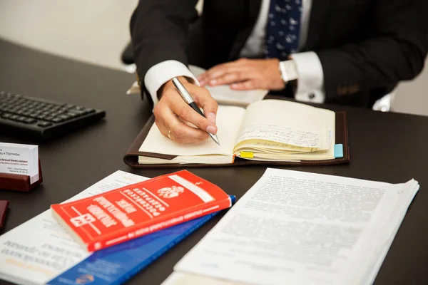 Empresário escrevendo notas em um caderno — Fotografia de Stock