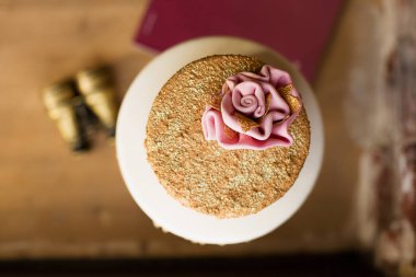 Bir pasta şefinden üç güzel düğün pastası örneği. Yenilebilir altın ve şeker çiçekleriyle zarif ve alışılmadık bir tasarım.