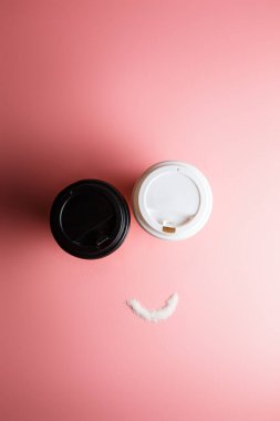 Pembe arka planda iki çörek ve şekerin komik gülüşü. Mesaja yer var, abur cubur örneği.